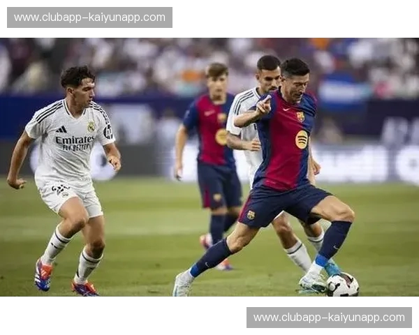 伯纳乌的战火：04年皇马巴萨国家德比，一场改写历史的史诗